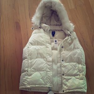 Gap white puff vest jacket with fur hood